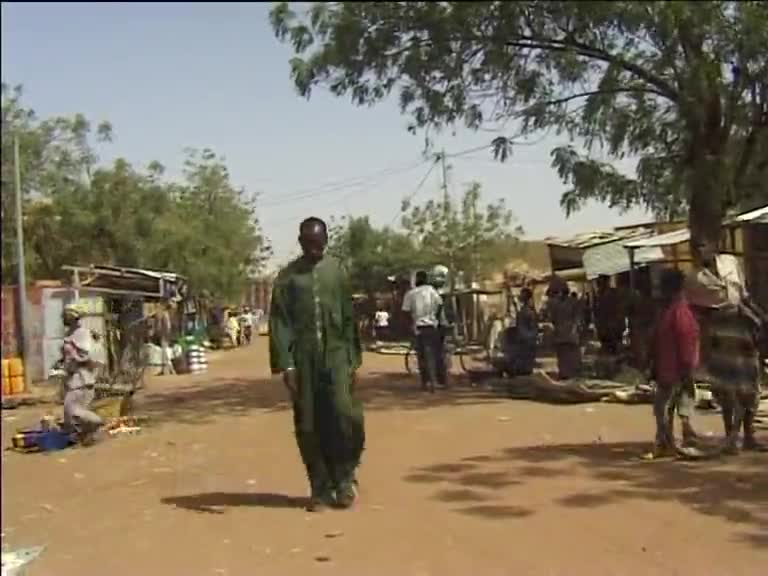 Ali Photos, 
Photographe à la caisse au marché de Bandiagara