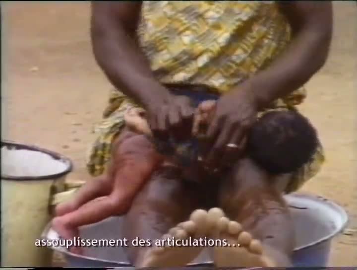 Naissances, gestes, objets et rituels. Côte d'Ivoire, 1991. 
Soins au nouveau-né chez les Gouros : le massage