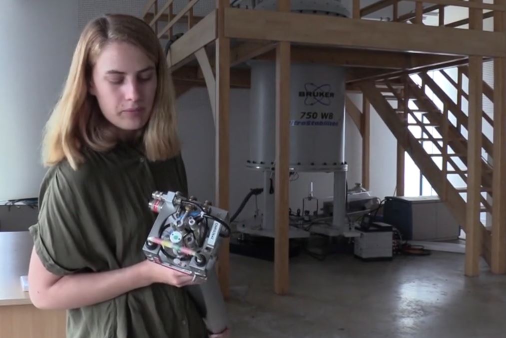 ANALYSE PAR SPECTROSCOPIE RMN D'UN VERRE ALTERÉ TYPE CRISTAL PAR MARIE COLLIN, CHERCHEUSE AU LABORATOIRE CEMHTI DU CNRS À ORLÉANS