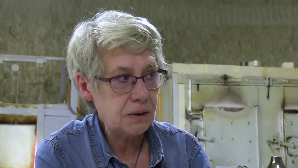 ANNIE DUVAL, GÉRANTE DE LA VERRERIE D'ART D'AMBOISE-CHARGÉ PATRICK LEPAGE